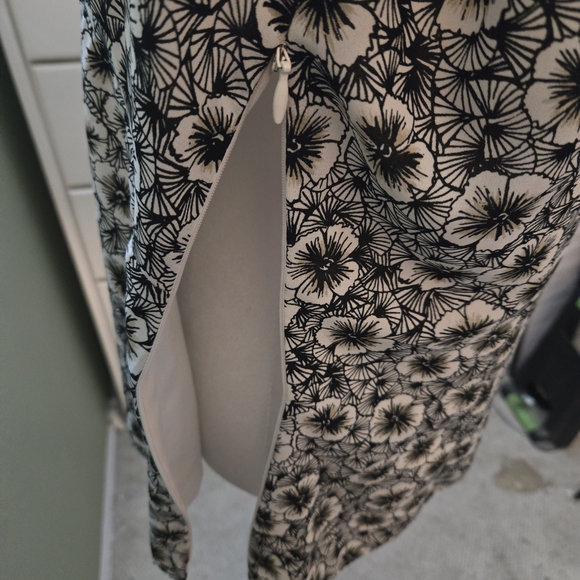 🔥 2/$9 or 3/$13  Covington Women's Black and Cream Floral Top - Picture 3 of 9